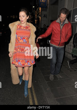 Anna Friel lascia il Vaudeville Theatre dopo aver eseguito nel riprodurre lo zio Vanya avvolto bene con una pelliccia coatFeaturing: Anna Friel dove: London Regno KingdomWhen: 18 Dic 2012 Foto Stock