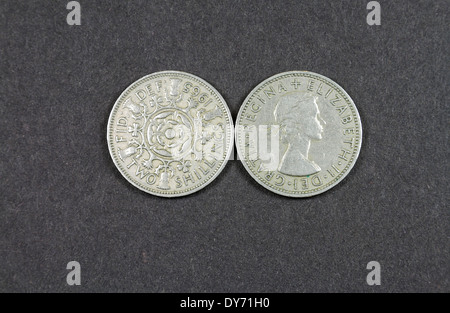 Inglese scellino due monete, emessa nel 1965. Foto Stock