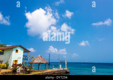 Piccola casa in Capurgana, della Colombia che si affaccia sul Mare dei Caraibi Foto Stock