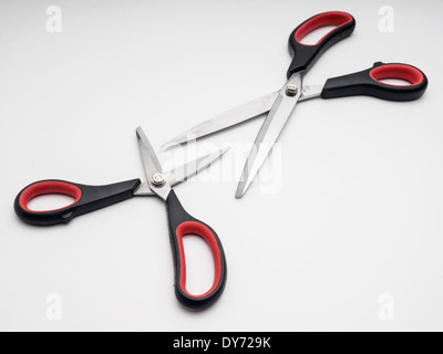 Un paio di forbici isolati su sfondo bianco Foto Stock