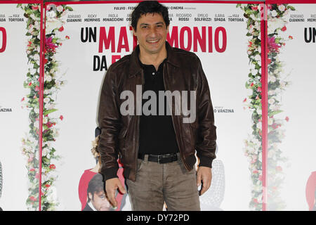 Roma, Italia. 8 Aprile, 2014. Gli attori Emilio Solfrizzi assiste '''UN MATRIMONIO DA FAVOLA'' (Un matrimonio da favola) photocall a Roma - Adriano Cinema Credito: Andrea Ciucci/NurPhoto/ZUMAPRESS.com/Alamy Live News Foto Stock