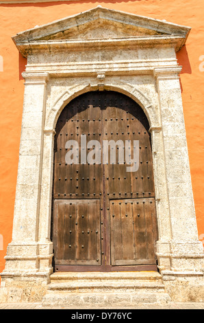 Grande porta di legno sulla parte anteriore di una chiesa a Cartagena, Colombia Foto Stock