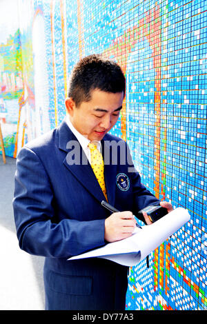 CubeWorks ha stabilito un nuovo Guinness World Record per 'più grande cubo di Rubik mosaico mai creato utilizzando 85,794 di Rubik cubi per ricreare lo skyline di Macao Cina. Il Toronto a base di arte collaborativa hanno lavorato sodo negli ultimi mesi con internationa Foto Stock