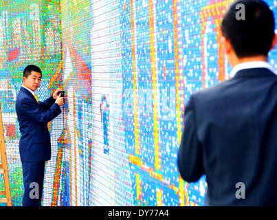 CubeWorks ha stabilito un nuovo Guinness World Record per 'più grande cubo di Rubik mosaico mai creato utilizzando 85,794 di Rubik cubi per ricreare lo skyline di Macao Cina. Il Toronto a base di arte collaborativa hanno lavorato sodo negli ultimi mesi con internationa Foto Stock