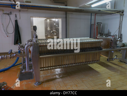 Birra di installazione del filtro alla birreria "Het Sas' in Boezinge, Belgio. Foto Stock