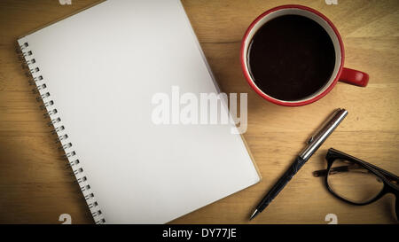 Sovraccarico di blocco note e penna e caffè Foto Stock