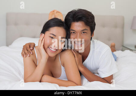 Coppia felice giacente sul letto Foto Stock