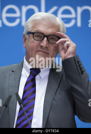 Berlino, Germania. 7 apr, 2014. Conferenza stampa congiunta dopo la riunione della SPD executive con il leader del partito della SPD Sigmar Gabriel, il comune candidato superiore dei socialdemocratici europei per le elezioni europee Martin Schulz e così come il Ministro degli Affari Esteri Frank-Walter Steinmeier a Willy Brandt-Haus a Berlino./Immagine: Frank-Walter Steinmeier (SPD), il Ministro degli esteri tedesco. (Foto di Reynaldo Paganelli/NurPhoto) © Reynaldo Paganelli/NurPhoto/ZUMAPRESS.com/Alamy Live News Foto Stock