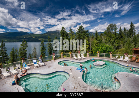 Vasche idromassaggio all'aperto presso Halcyon Hot Springs, resort e spa oltre freccia superiore lago, vicino Nakusp, British Columbia, Canada Foto Stock