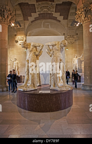 Le Petit Palais Parigi Francia le persone che visualizzano le sculture all'interno & i soffitti ornati Foto Stock