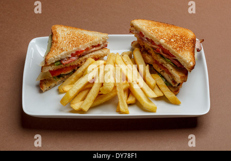 Deliziosa club sandwich con patate fritte Foto Stock