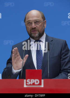 Berlino, Germania. 7 apr, 2014. Conferenza stampa congiunta dopo la riunione della SPD executive con il leader del partito della SPD Sigmar Gabriel, il comune candidato superiore dei socialdemocratici europei per le elezioni europee Martin Schulz e così come il Ministro degli Affari Esteri Frank-Walter Steinmeier a Willy Brandt-Haus a Berlino./Immagine: Martin Schulz, candidato dei socialdemocratici europei per le elezioni europee (foto di Reynaldo Paganelli/NurPhoto) © Reynaldo Paganelli/NurPhoto/ZUMAPRESS.com/Alamy Live News Foto Stock