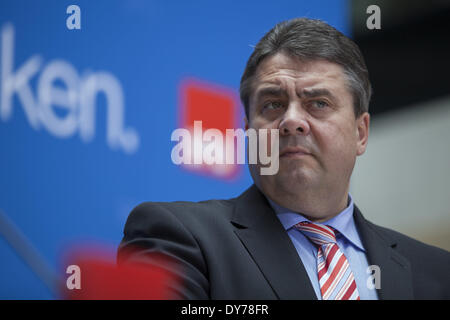 Berlino, Germania. 7 apr, 2014. Conferenza stampa congiunta dopo la riunione della SPD executive con il leader del partito della SPD Sigmar Gabriel, il comune candidato superiore dei socialdemocratici europei per le elezioni europee Martin Schulz e così come il Ministro degli Affari Esteri Frank-Walter Steinmeier a Willy Brandt-Haus a Berlino./Immagine: Sigmar GABRIEL (SPD), SPD Chef e il ministro tedesco dell'economia e dell'energia. (Foto di Reynaldo Paganelli/NurPhoto) © Reynaldo Paganelli/NurPhoto/ZUMAPRESS.com/Alamy Live News Foto Stock