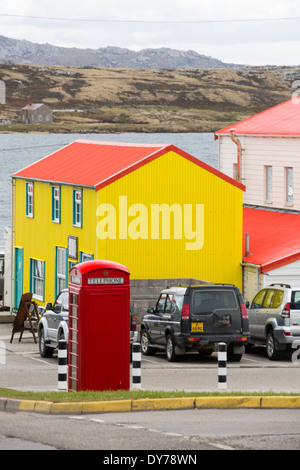 Un negozio di articoli da regalo in Port Stanley nelle isole Falkland con un cittadino britannico di telefono box. Foto Stock