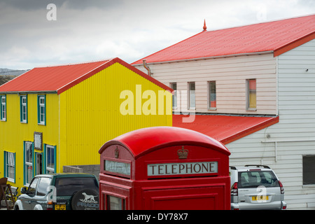Un negozio di articoli da regalo in Port Stanley nelle isole Falkland con un cittadino britannico di telefono box. Foto Stock