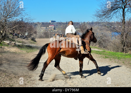 Cosacco sale sul cavallo su Khortytsia Island, Zaporizhia, Ucraina Foto Stock