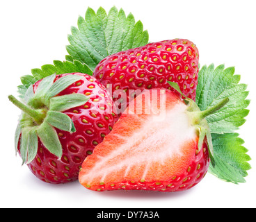 Fragole con foglie isolate su un bianco. Foto Stock