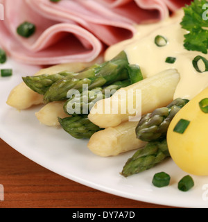 Cuocere gli asparagi servito con patate, prosciutto e salsa olandese Foto Stock