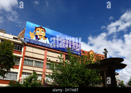 Segno incoraggiando le imprese per il rilascio ufficiale di entrate fiscali (facturas), parte di una campagna per ridurre l'evasione fiscale, La Paz, Bolivia Foto Stock