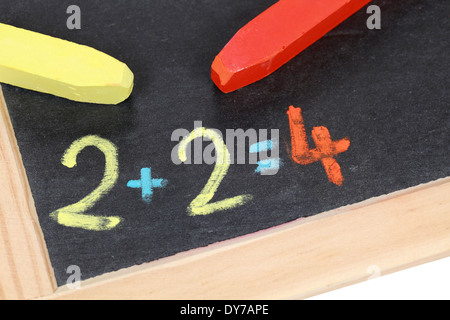 Un calcolo di matematica su una lavagna a scuola Foto Stock