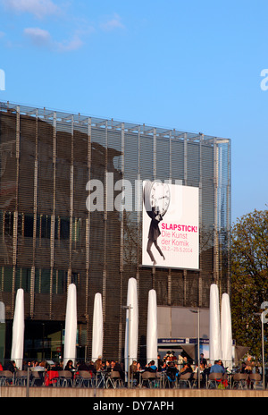 Lentos Kunstmuseum sulle rive del Danubio in primavera Foto Stock