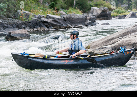 Canoa paddler, Bear Canyon Trap, Madison River, Ennis, Montana. Foto Stock