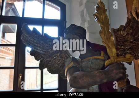 Scultura in legno di San Michele Arcangelo, Museo Nazionale di icone ucraine nel castello di Radomyshl, Ucraina Foto Stock
