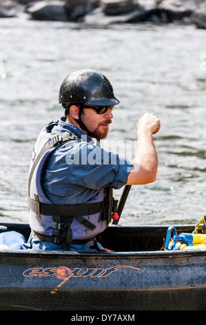 Canoa paddler, Bear Canyon Trap, Madison River, Ennis, Montana. Foto Stock