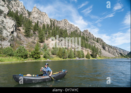 Canoa paddler, Bear Canyon Trap, Madison River, Ennis, Montana. Foto Stock