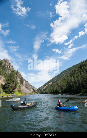 Canoa paddler e pack paddler raft, Bear Canyon Trap, Madison River, Ennis, Montana. Foto Stock