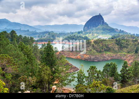 Vista la roccia vicino alla città di Guatape, Antioquia in Colombia Foto Stock