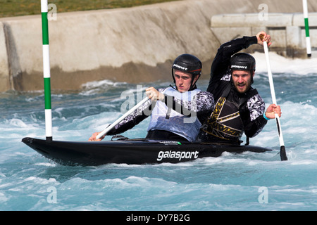 Rhys Davies & Matt Lister, Semi-Final C2 uomini GB di Canoa Slalom 2014 prove di selezione Lee Valley White Water Centre di Londra, Regno Unito Foto Stock