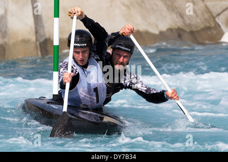 Rhys Davies & Matt Lister, Semi-Final C2 uomini GB di Canoa Slalom 2014 prove di selezione Lee Valley White Water Centre di Londra, Regno Unito Foto Stock