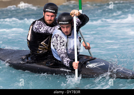 Rhys Davies & Matt Lister, Semi-Final C2 uomini GB di Canoa Slalom 2014 prove di selezione Lee Valley White Water Centre di Londra, Regno Unito Foto Stock