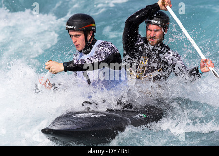 Rhys Davies & Matt Lister, Semi-Final C2 uomini GB di Canoa Slalom 2014 prove di selezione Lee Valley White Water Centre di Londra, Regno Unito Foto Stock