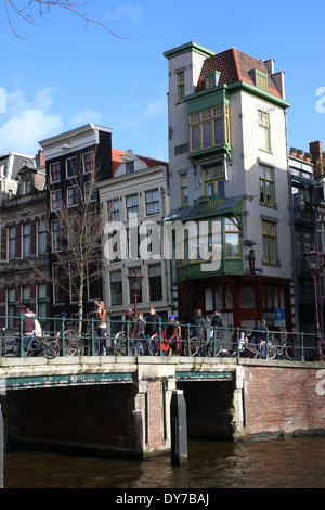 Le vecchie case e il ponte sul Canale Herengracht canal nel centro storico della città di Amsterdam Foto Stock