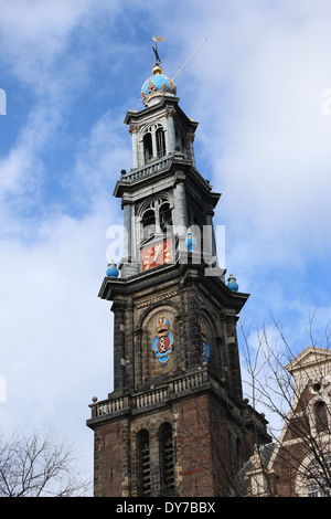 In alto di Westerkerk torre campanaria (Westertoren) a Westermarkt, quartiere Jordaan Foto Stock