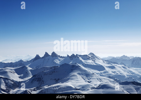 Coperta di neve montagne Alpine (Le Trois Eveches) visto dal Pic Blanc station a 3,300m in L' Alpe d'Huez, Francia. Foto Stock