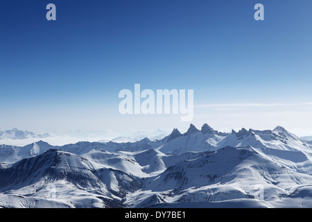 Coperta di neve montagne Alpine (Le Trois Eveches) visto dal Pic Blanc station a 3,300m a l'Alpe d'Huez , Francia. Foto Stock