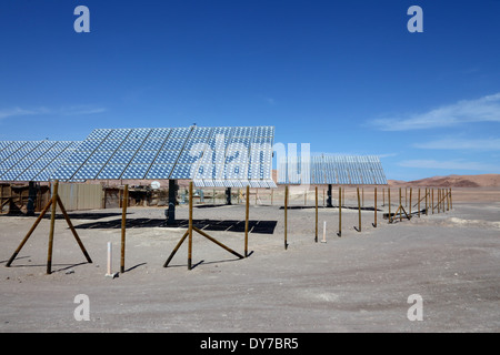 Pannelli solari per la generazione di energia elettrica nel deserto di Atacama vicino alla Pan-American Highway / Ruta 5, regione di Tarapacá, Cile Foto Stock