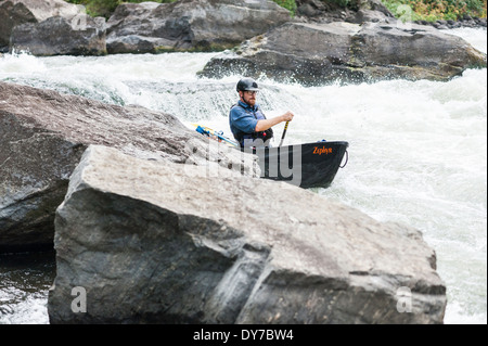 Canoa paddler, Bear Canyon Trap, Madison River, Ennis, Montana. Foto Stock