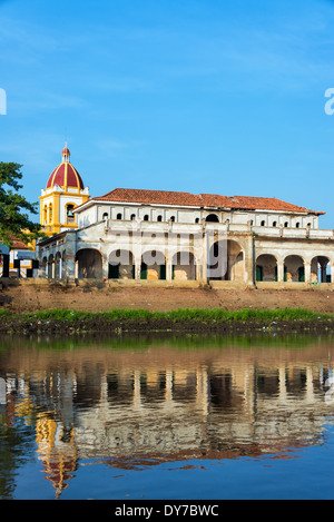 Il mercato vecchio e la chiesa in Mompox, Colombia si riflette nel fiume Magdalena Foto Stock