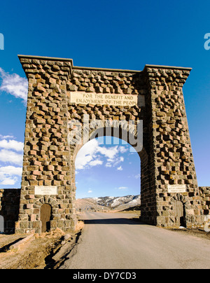 Roosevelt Arch, 1903, bugnato di arco trionfale all'entrata nord del Parco Nazionale di Yellowstone in Gardiner, Montana, USA Foto Stock