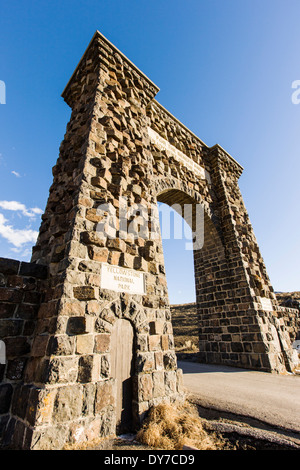 Roosevelt Arch, 1903, bugnato di arco trionfale all'entrata nord del Parco Nazionale di Yellowstone in Gardiner, Montana, USA Foto Stock