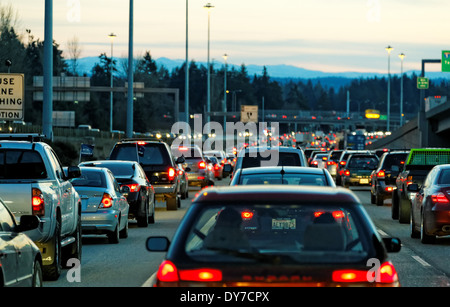 41,675.04275una sera Rush Hour automobile trasporti viaggi affollata quattro a 4 lane Interstate Highway suburban il traffico della città Foto Stock