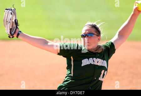 Houston, Texas, Stati Uniti d'America. 8 apr, 2014. APR 08 2014: Baylor a partire lanciatore Whitney Canion #11 offre un passo durante il NCAA softball gioco tra Houston e Baylor da Cougar Softball Stadium di Houston, TX. © csm/Alamy Live News Foto Stock