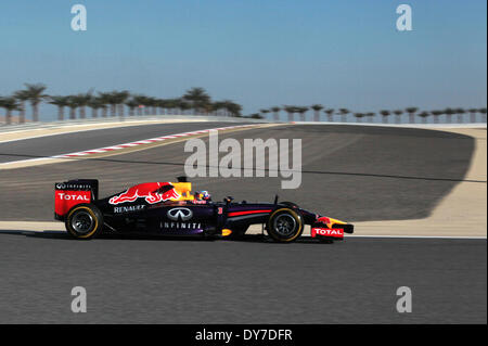 Manama, Bahrain. 8 apr, 2014. Red Bull Daniel Ricciardo rigidi durante il periodo della Formula 1 test sul circuito di Sakhir in Manama, Bahrein il 8 aprile 2014. Credito: Hasan Jamali/Xinhua/Alamy Live News Foto Stock