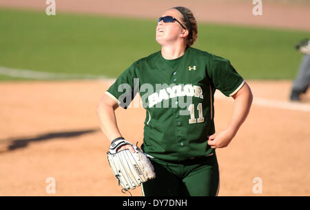 Houston, Texas, Stati Uniti d'America. 8 apr, 2014. APR 08 2014: Baylor a partire lanciatore Whitney Canion #11 orologi una sfera fly vela verso il fuori campo lato durante il NCAA softball gioco tra Houston e Baylor da Cougar Softball Stadium di Houston, TX. © csm/Alamy Live News Foto Stock