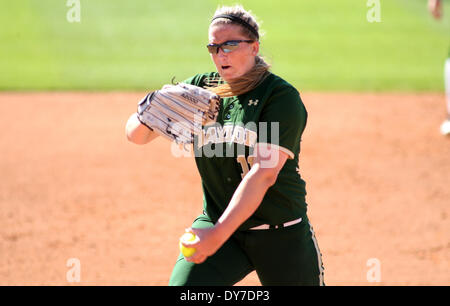 Houston, Texas, Stati Uniti d'America. 8 apr, 2014. APR 08 2014: Baylor a partire lanciatore Whitney Canion #11 offre un passo durante il NCAA softball gioco tra Houston e Baylor da Cougar Softball Stadium di Houston, TX. © csm/Alamy Live News Foto Stock