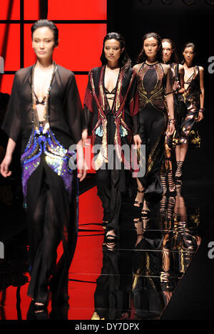 Pechino, Cina. 8 apr, 2014. I modelli presenti creazioni da Gucci primavera/estate 2014 la raccolta in un centro commerciale per lo shopping di Beijing, capitale della Cina, 8 aprile 2014. © Egli Junchang/Xinhua/Alamy Live News Foto Stock